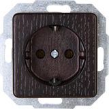 Earthed socket outlet