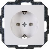 Earthed socket outlet with shutter