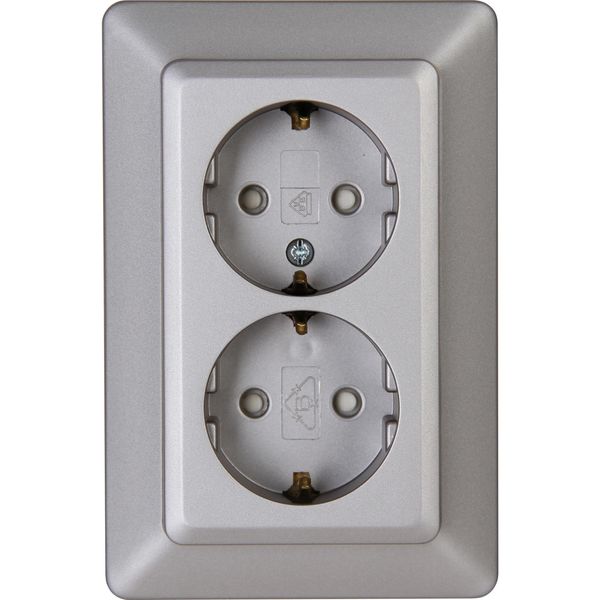 HK02 - double earthed socket outlet with image 1