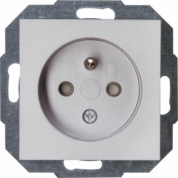 HK07 - earthed socket outlet with centra image 1