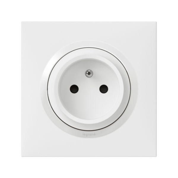 easyréno 2P+E 16A low depth dooxie one power socket delivered with white square plate and claws image 1