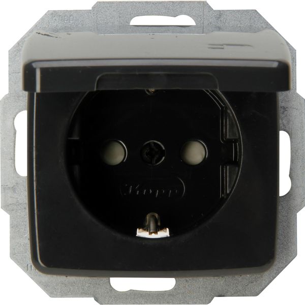 Earthed socket outlet with hinged lid an image 1