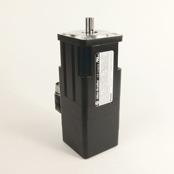 Allen-Bradley MPL-A220T-VJ72AA Bulletin MPL - Low-Inertia Brushless Servo Motors Product, 230 V, Frame Size 2 = 75 mm (2.95 in.), Stack Length 20 = 50.8 mm(2.0in.), 6000 RPM, Multi-turn High-resolution Encoder (absolute feedback) image 1