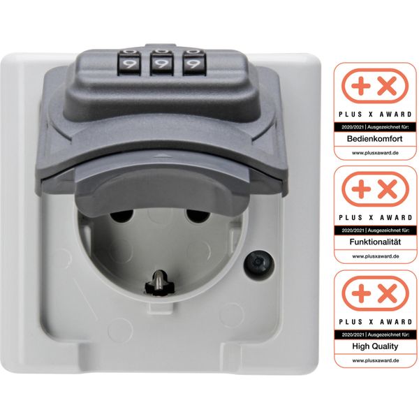 Earthed socket outlet with combination l image 1